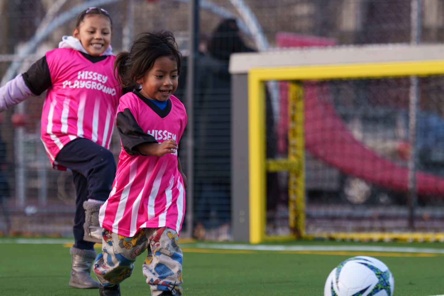 love.fútbol atinge o marco de 100 espaços esportivos em 23  países e reforça impacto global do esporte para o  desenvolvimento 