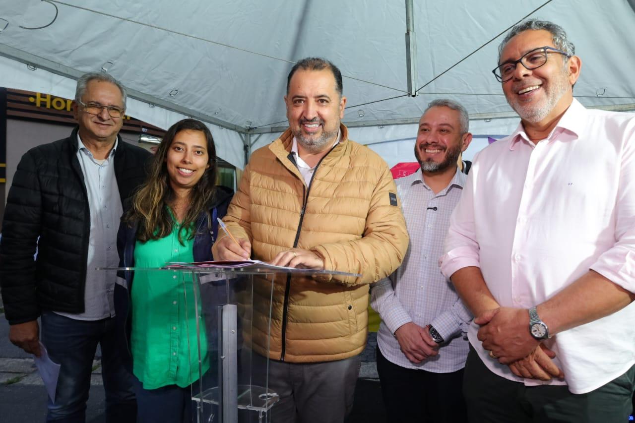 Prefeito Marcelo Oliveira dá início a nova fase do programa Asfalto Novo na Rua Jasson Marques no Parque São Vicente