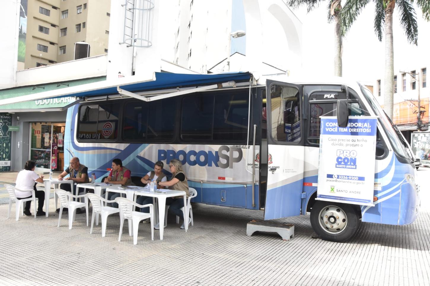 Procon Móvel atende munícipes na Rua Coronel Oliveira Lima nesta sexta