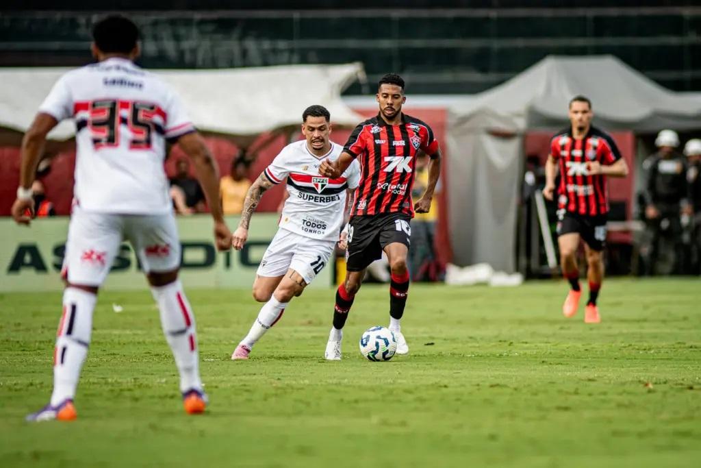 São Paulo perde no Barradão e salva o Vitória