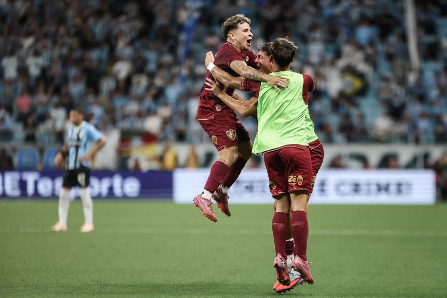 Soteldo brilha no Sul e Fluminense vence mais uma