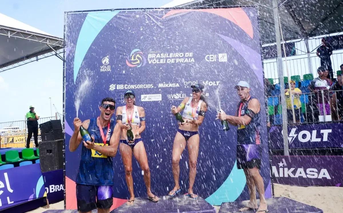 Talita/Taiana e George/Saymon são campeões da última etapa do ano do Circuito Brasileiro de vôlei de praia, em Fortaleza