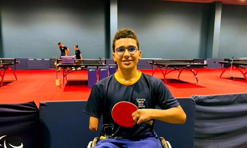 Da mesa improvisada ao sonho paralímpico: conheça Ryan, atleta da classe 3