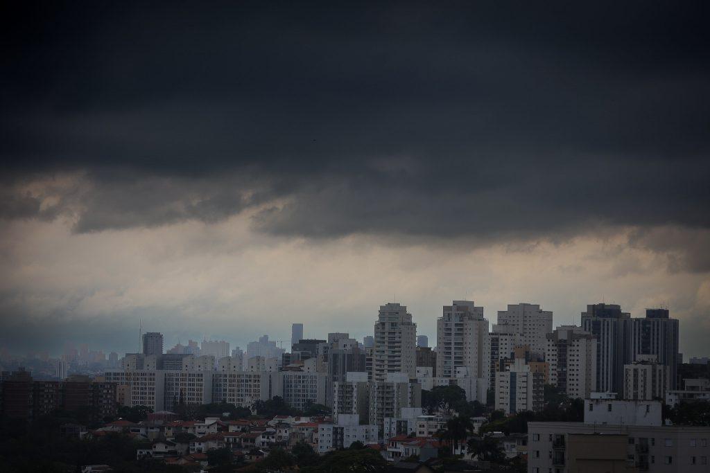Defesa Civil de SP alerta para mudanças no tempo e chuva intensa nos primeiros dias de 2026