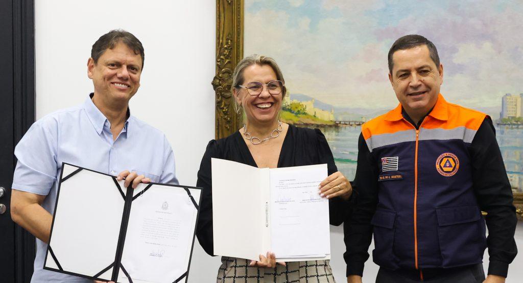 Governador Tarcísio de Freitas firma convênios para construção de pontes em cidades afetadas pelas chuvas