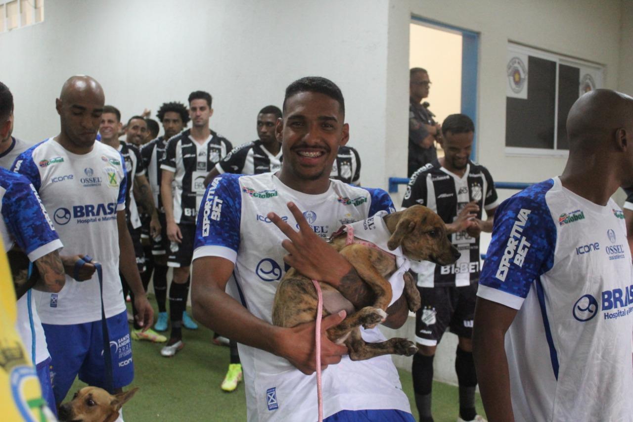 Jogadores do Santo André entram em campo com cães para incentivar adoções pet