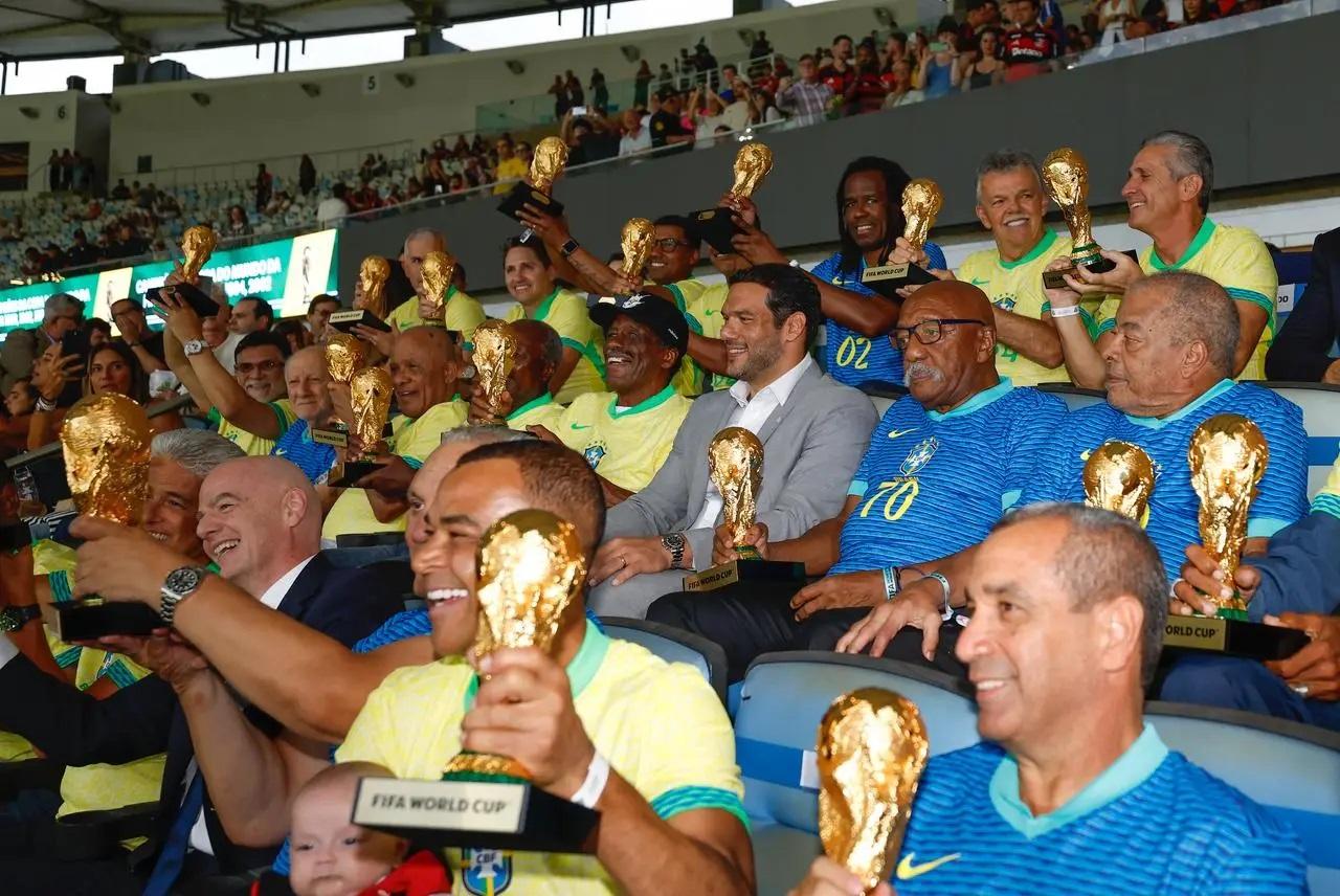 Presidente da Fifa homenageia campeões mundiais no Maracanã