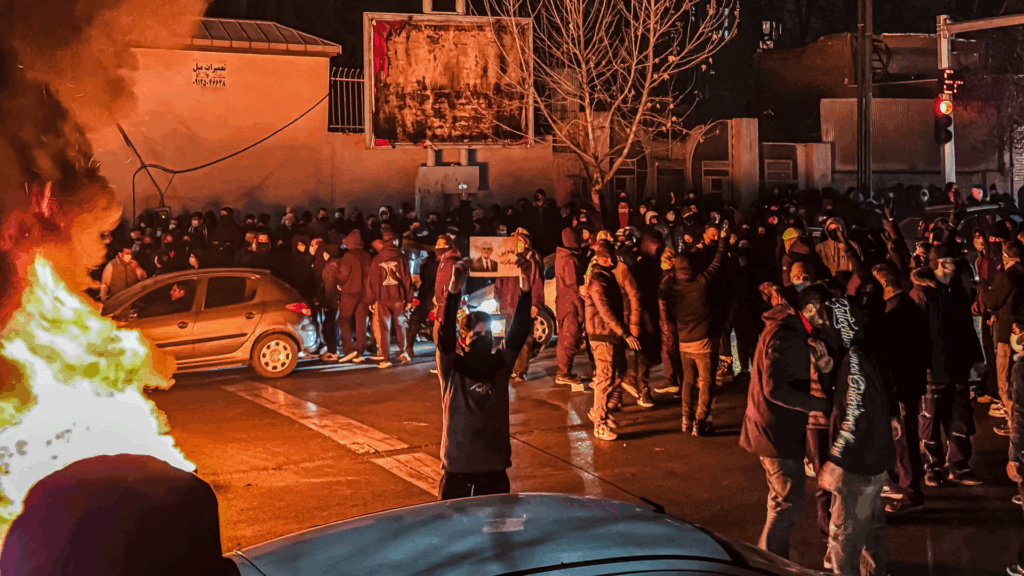 Repressão no Irã deixa mais de 2,4 mil mortos; Trump sinaliza apoio a manifestantes e ameaça sanções