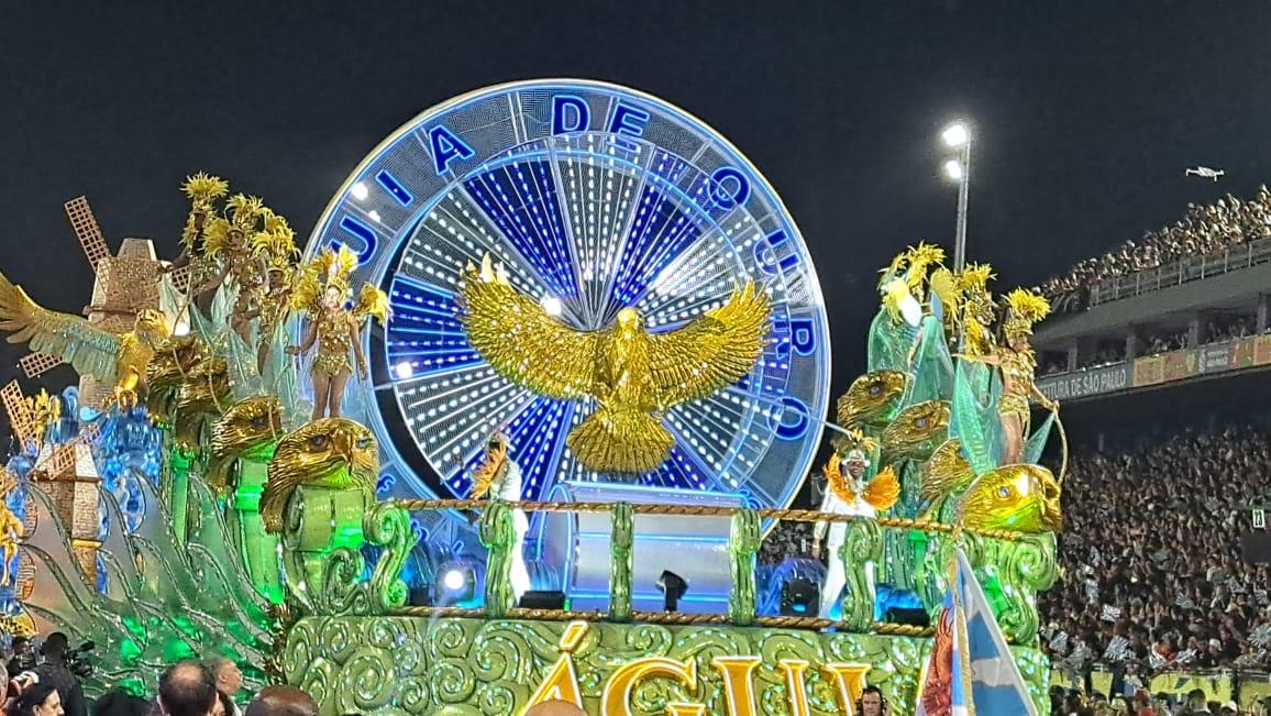 Águia de Ouro celebra a liberdade de Amsterdã em desfile lúdico e vibrante no Anhembi