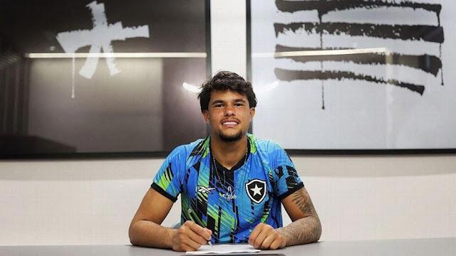 Botafogo oficializa primeiro contrato profissional do goleiro Bruninho Samudio