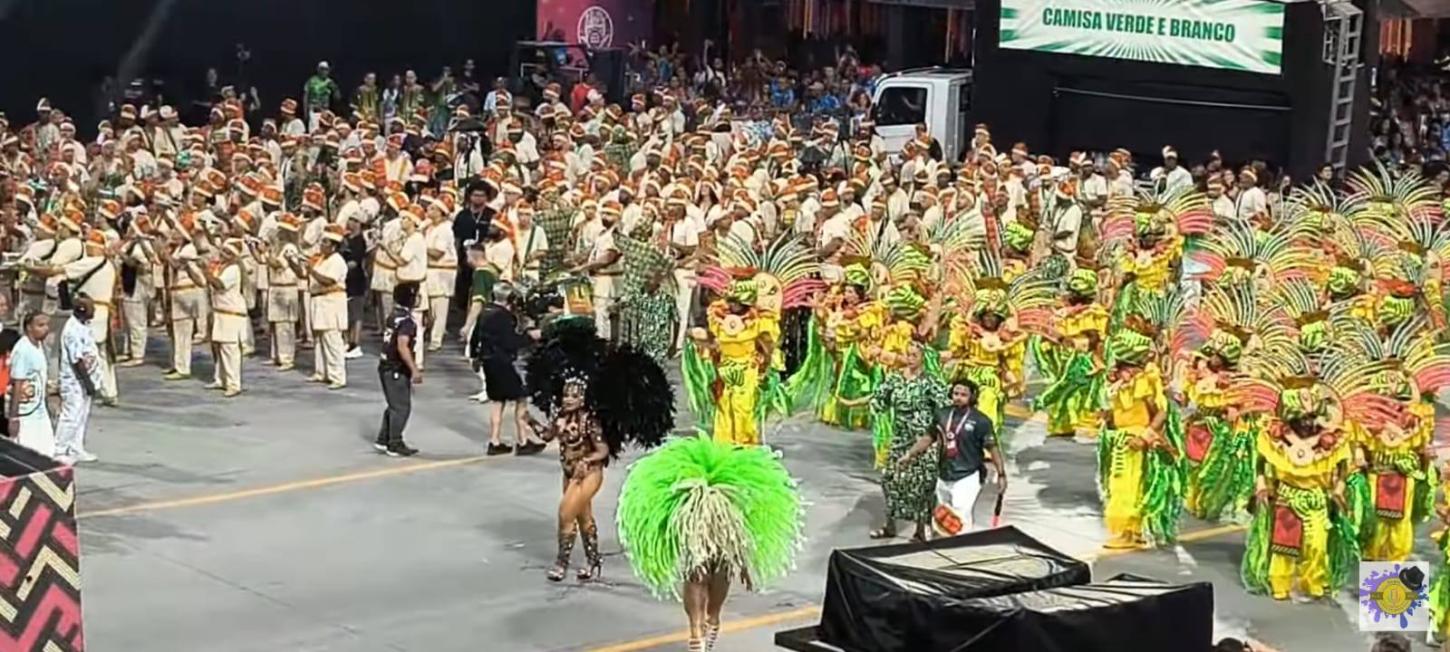 Camisa Verde e Branco estoura tempo regulamentar em desfile sobre a energia de Exu
