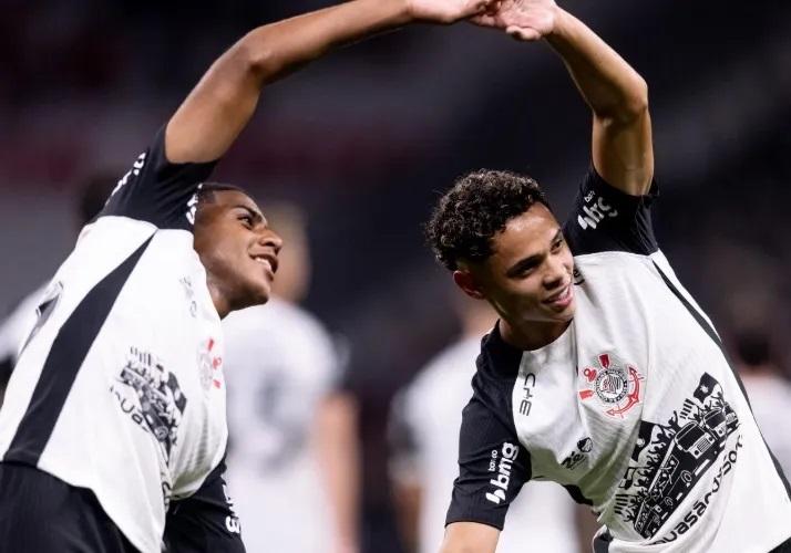 Corinthians vence na Arena com show dos Meninos do Terrão