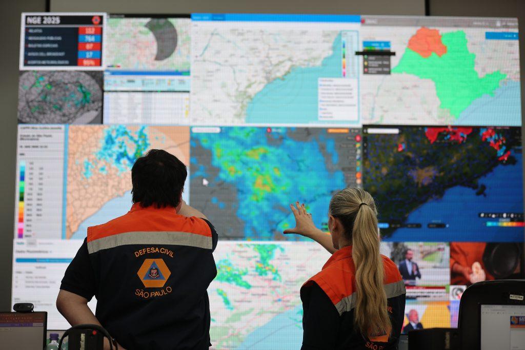 Defesa Civil mobiliza gabinete de crise e mantém alerta para chuvas intensas no litoral de SP nesta segunda