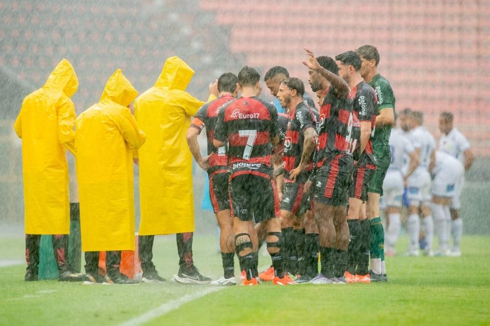 Duelo entre Ituano e Santo André é suspenso por temporal e será retomado no domingo