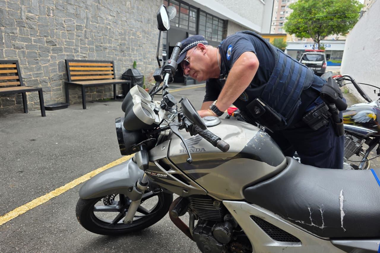 GCM detém motociclista após Smart Sanca identificar moto com sinais de adulteração de veicular