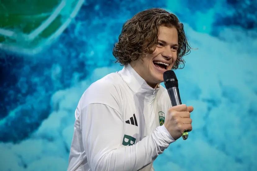 Lucas Braathen celebra honra de ser porta-bandeira e mira medalha inédita para o Brasil