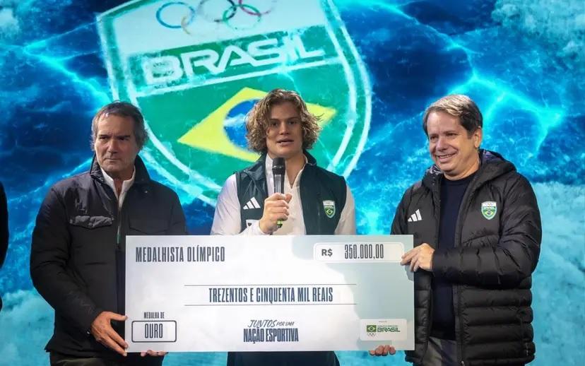 Lucas Pinheiro Braathen recebe premiação do COB na Casa Brasil