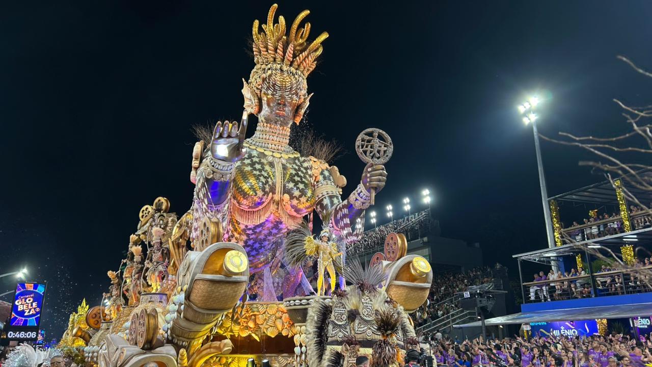 Mocidade Alegre encerra desfile no limite do cronograma com tributo luxuoso a Léa Garcia