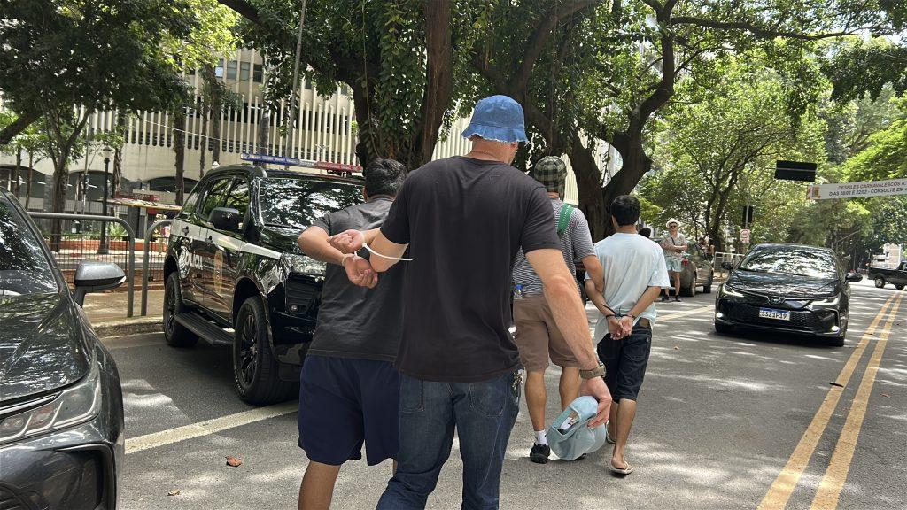Policiais fantasiados da turma do Chaves prendem cinco suspeitos em blocos na República neste domingo