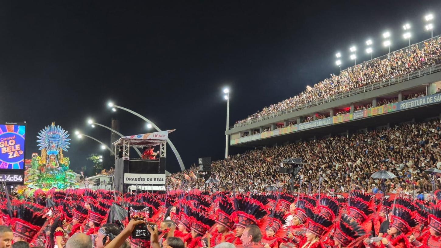 Primeira noite de desfiles de São Paulo teve muitos incidentes e show de disposição na pista