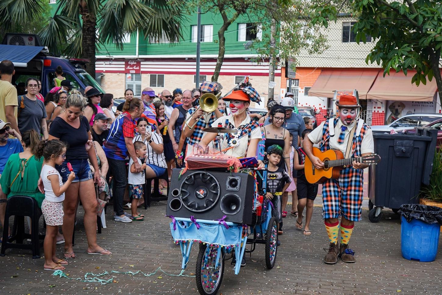 Programa CultSanca na Rua, da Cultura de São Caetano, anima Carnaval na Praça dos Imigrantes