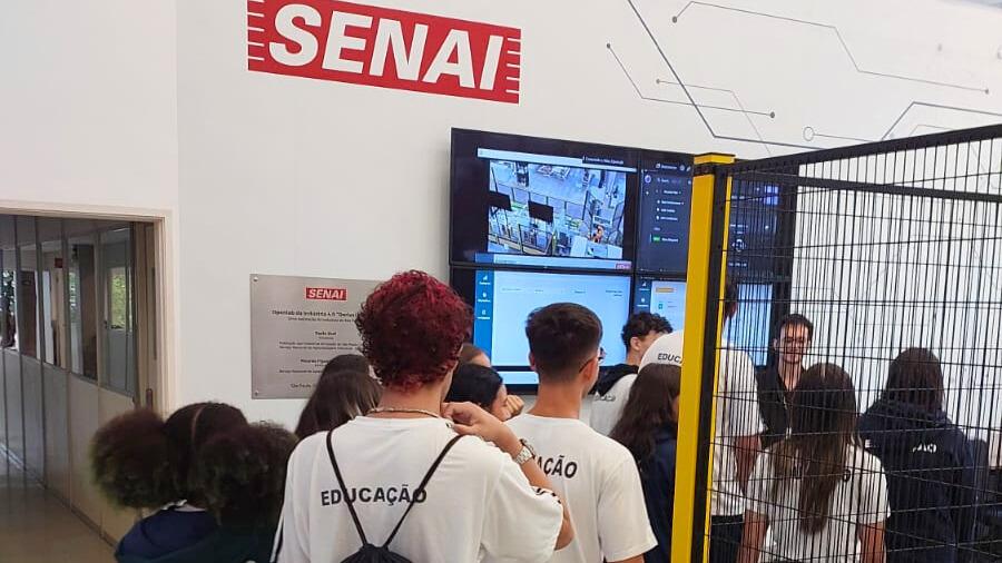 Alunos da EME Alcina Dantas Feijão visitam unidade do SENAI e conhecem tecnologias da Indústria 4.0
