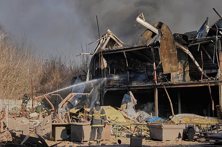 Ataques russos na região de Kiev deixam mortos e atingem infraestrutura energética