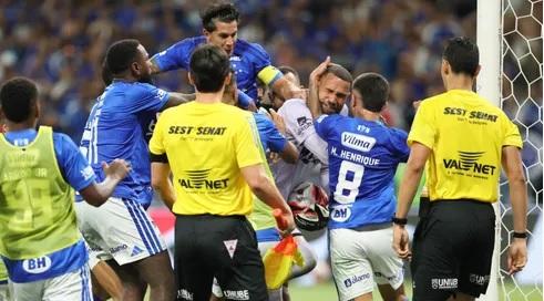 Cruzeiro quebra jejum de seis anos e conquista o Mineiro em clássico marcado por pancadaria