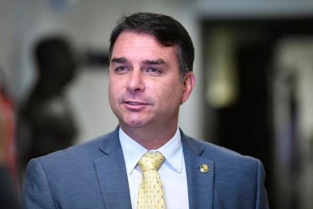 Flávio Bolsonaro defende prisão domiciliar do pai em audiência com Moraes