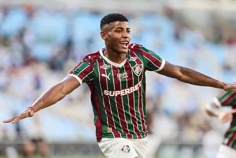 Fluminense vence mais uma e segue na briga pela liderança