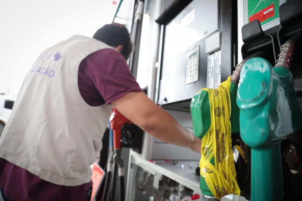 Força-tarefa do Governo de SP interdita posto e lacra 21 bombas em quatro regiões da capital