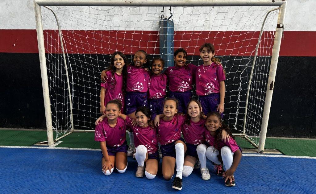 Lei Paulista de Incentivo ao Esporte apoia projeto Futebol Delas, que ensina futsal para meninas de Taboão da Serra