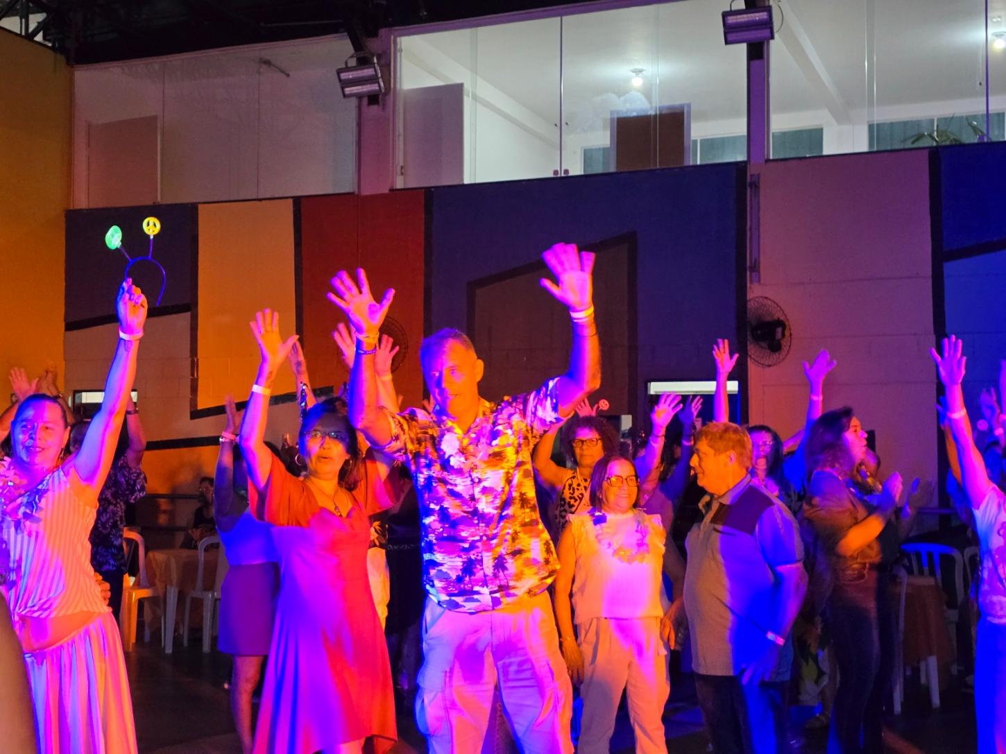 Luau da Melhor Idade reúne centenas de idosos em celebração tropical em Ribeirão Pires