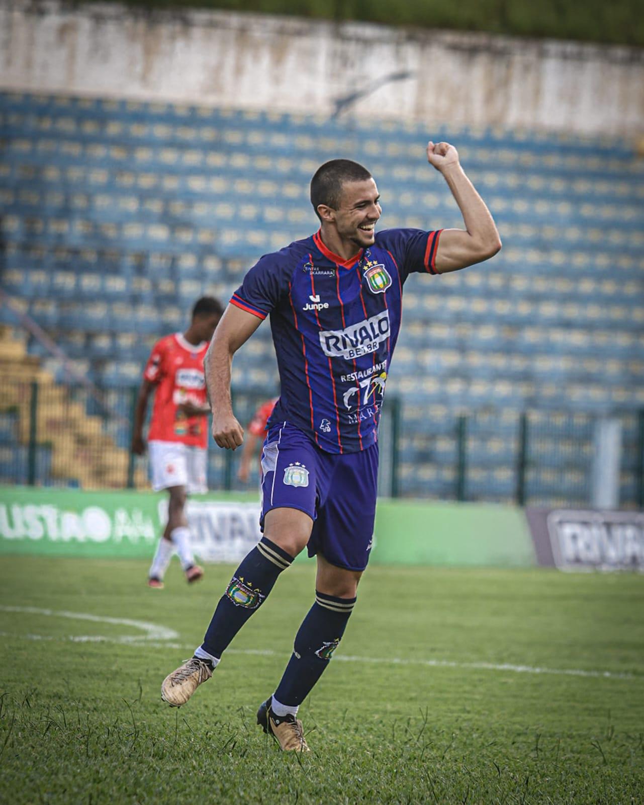 Luan Nonato comemora o quarto gol do Azulão. FOTO: Giulio Gardesani