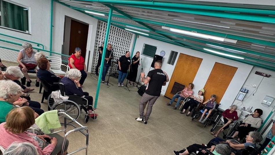 Projeto da Prefeitura de São Caetano leva música a instituições de longa permanência para idosos