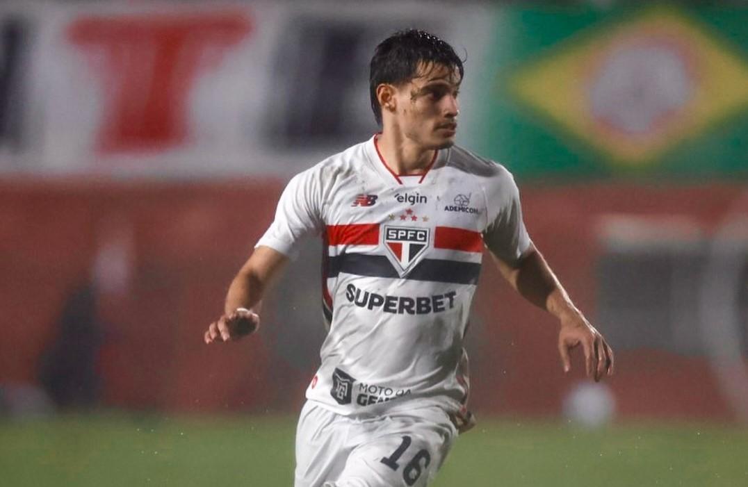 São Paulo vence Chapecoense na estreia de Roger e assume a liderança