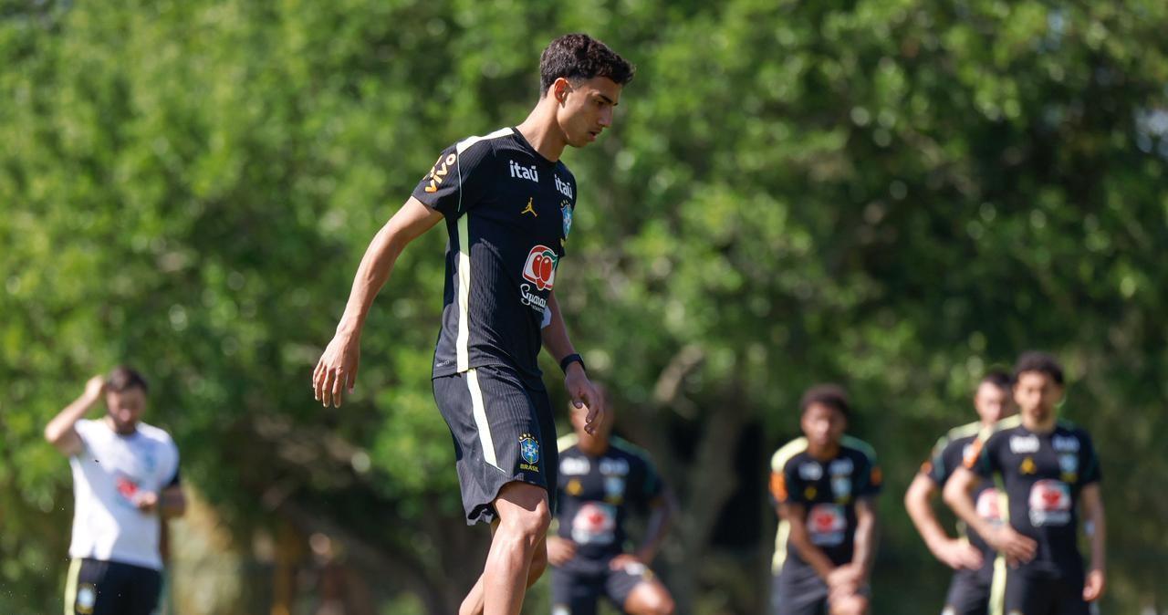 Vitor Reis celebra estreia na Seleção Principal e projeta vaga na Copa do Mundo de 2026