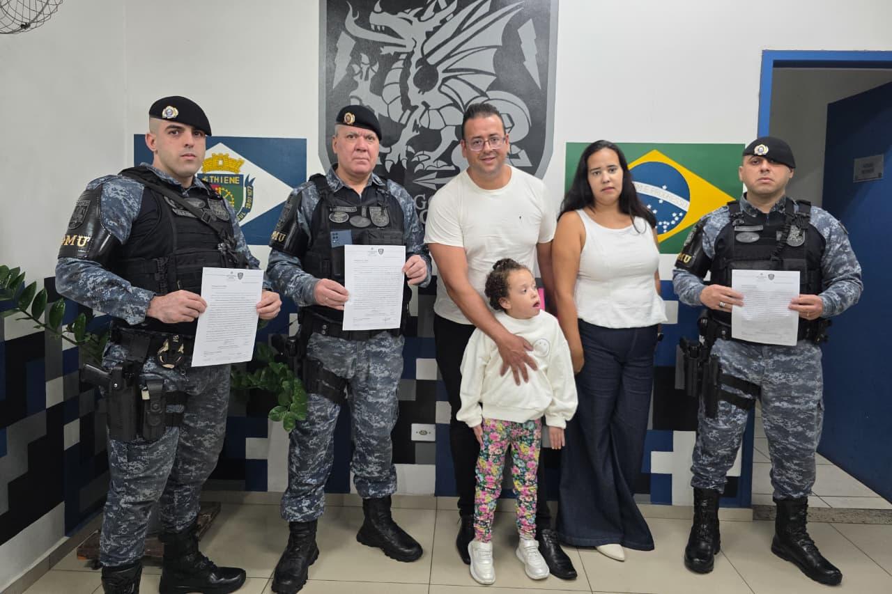 Ação rápida da GCM de São Caetano socorre criança em crise convulsiva e família retorna para agradecer atendimento