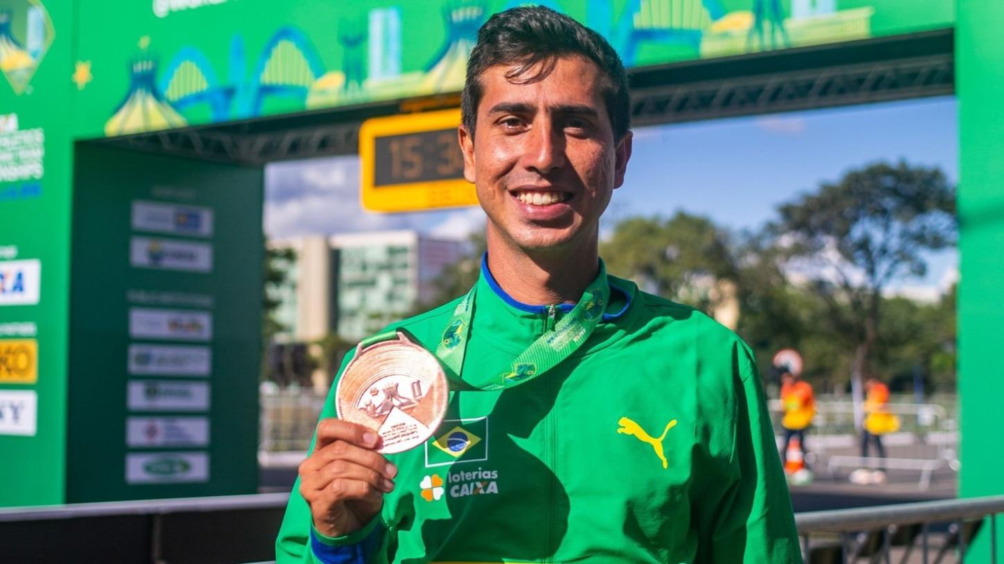 Caio Bonfim ganha sua quinta medalha em Mundiais celebrado pela torcida de Brasília