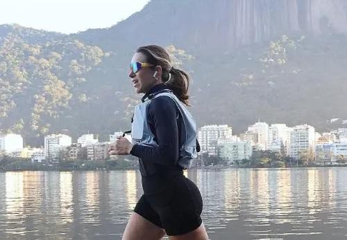 Camilla Brunetta, corredora e DJ, comanda o som durante a Corrida Time Brasil 2026