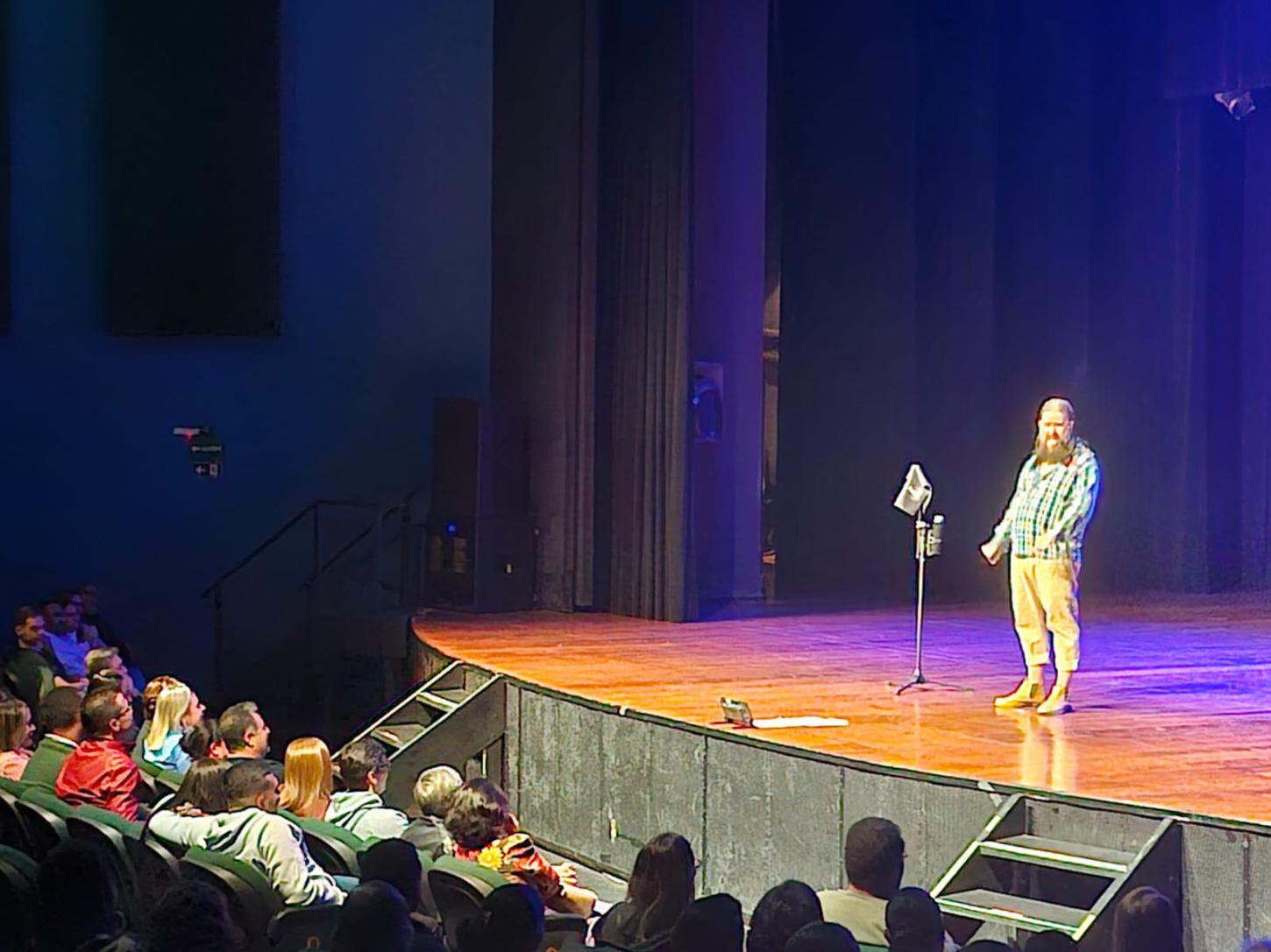 Chico da Tiana atrai idosos do Tik Tok ao Teatro Municipal de Mauá