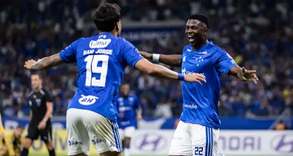 Com gol de Villarreal, Cruzeiro supera Boca Juniors no Mineirão e assume liderança do Grupo D