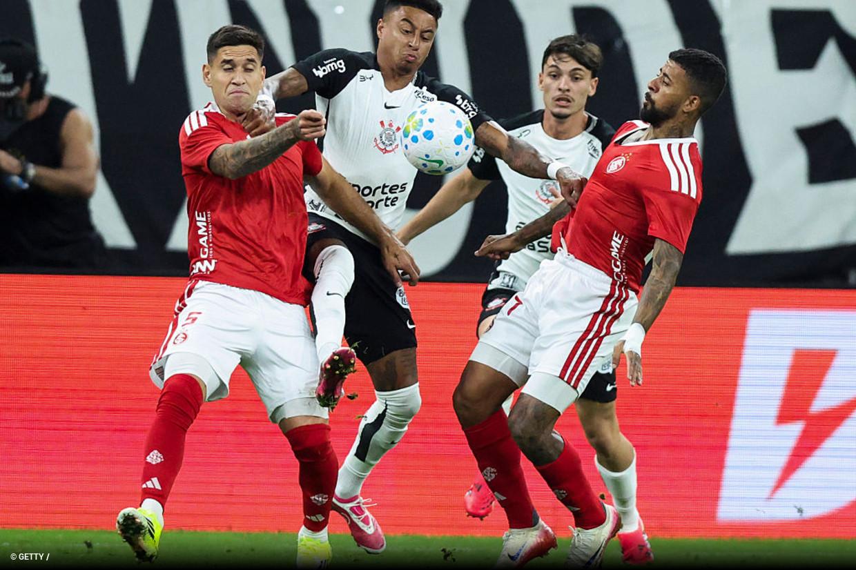 Internacional vence Corinthians na Neo Química Arena e afunda rival em crise