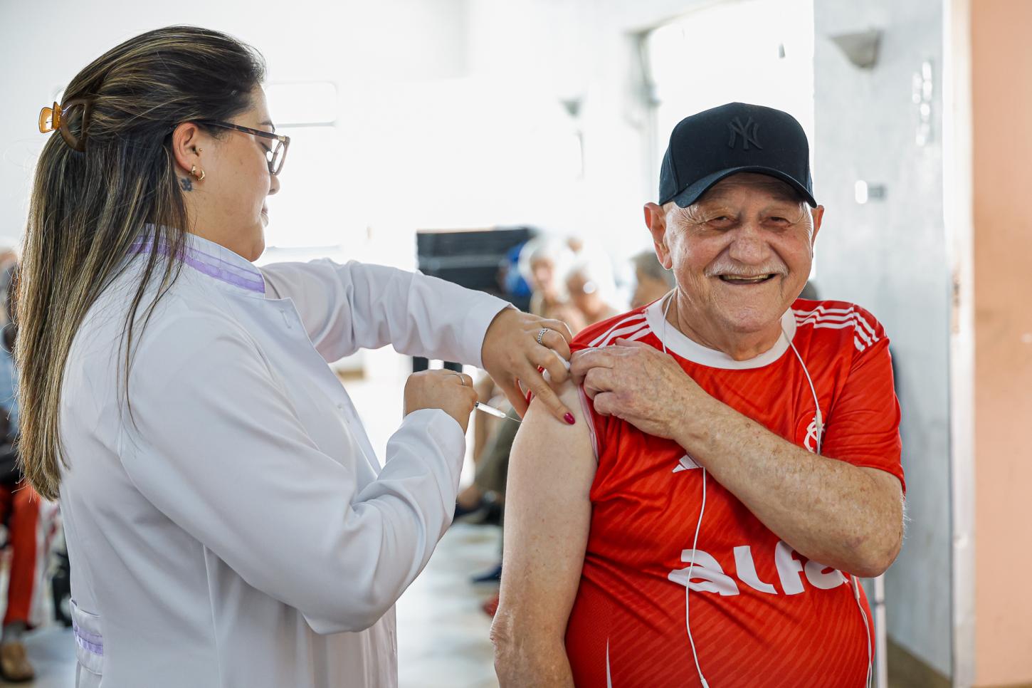 São Caetano inicia vacinação de idosos em ILPIs contra a gripe e a pneumonia
