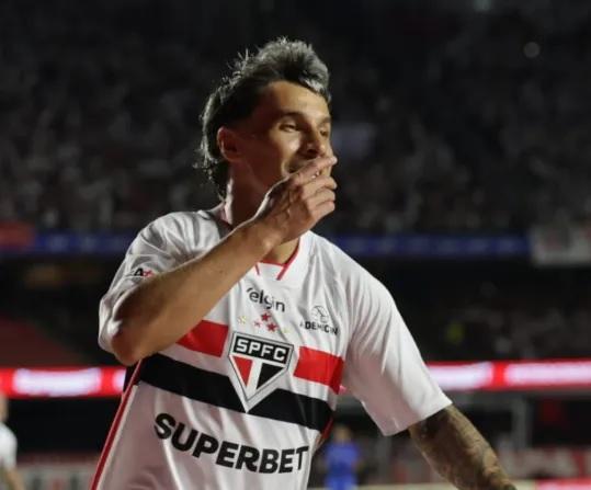 São Paulo goleia o Cruzeiro com hat-trick de Ferreirinha e assume vice-liderança