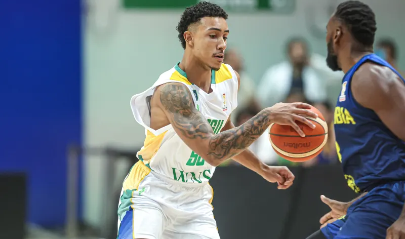 Zu Junior opera o pé esquerdo com o Departamento de Saúde e Performance da CBB