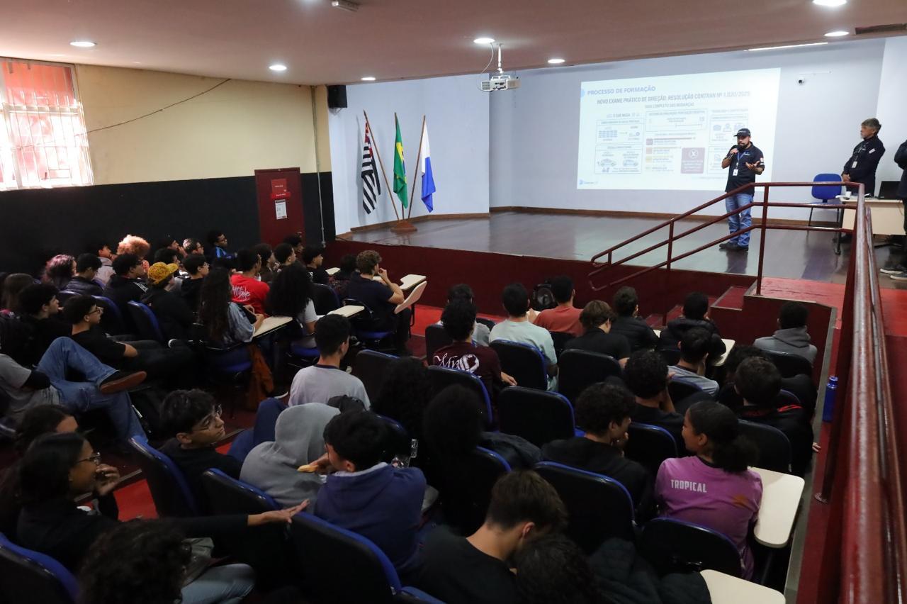 Alunos da Etec Mauá recebem palestra sobre primeira habilitação e conscientização no trânsito