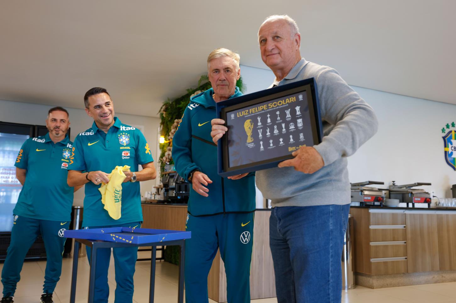 Felipão recebe homenagem em visita a Granja Comary 