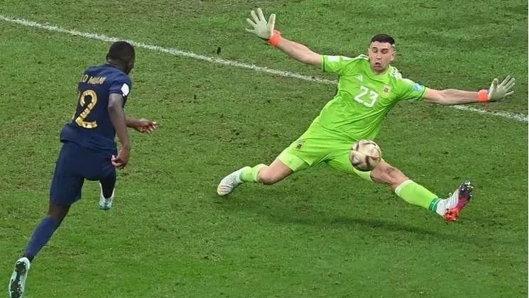 Goleiro argentino Dibu Martínez sofre fratura no dedo e vira dúvida para estreia na Copa do Mundo