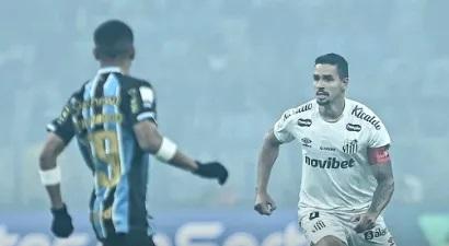 Grêmio vence Santos de virada em Porto Alegre e respira no Campeonato Brasileiro